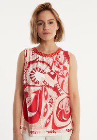 Rood en wit gestreepte mouwloze top met een geplooide halslijn en decoratieve oranje accenten. Glad stof met een gedurfd, bloemig ontwerp.