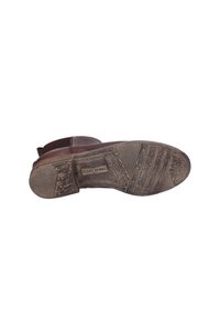 Bota de cuero marrón con una suela rugosa y texturizada que presenta surcos y un logo en el tacón. Diseño de puntera redonda estándar.