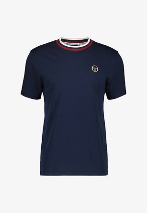 Marineblaue Baumwoll-T-Shirt mit Rundhalsausschnitt, das einen rot-weißen gestreiften Kragen und ein goldenes Logo auf der Brust hat. Kurze Ärmel.