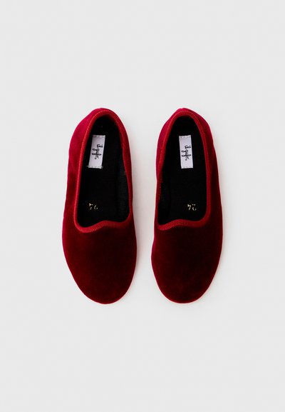 Červené sametové slip-on topánky s okrúhlym prstom, elastickým lemom a čiernym vnútrom. Viditeľná značka vo vnútri so zobrazenou veľkosťou.