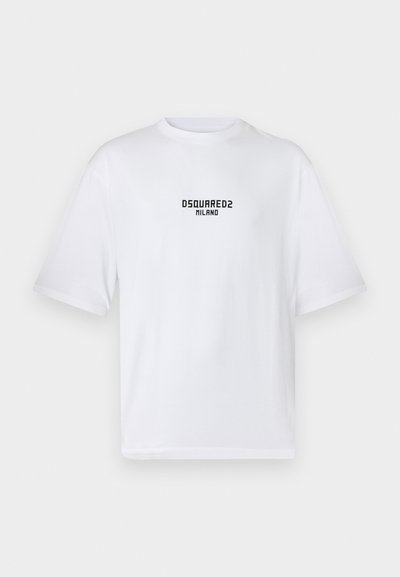 T-shirt bianca in cotone con scollo rotondo e maniche corte. Presenta un logo nero stampato con la scritta "DSQUARED2 MILANO" sul petto.