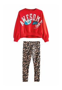 Sweatshirt rouge avec le texte et les graphismes "AWESOME", associé à des leggings beiges avec un motif léopard noir. Col rond, design cropped.