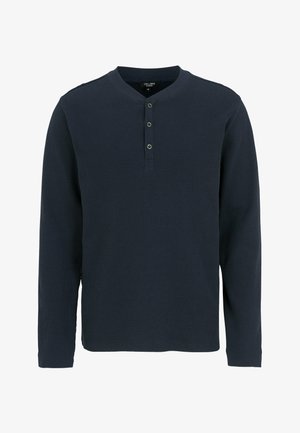 Marineblauwe lange mouwen henley-shirt van textuurstof, met een ronde hals en een placket met drie knopen. Eenvoudig ontwerp zonder patronen.