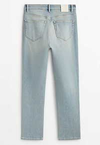 Jean en denim bleu clair vu de dos avec deux poches arrière, des passants pour ceinture et une étiquette rectangulaire sur la taille.