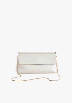 Geantă clutch albă dreptunghiulară cu închidere cu clapetă și curea subțire din lanț auriu pe fundal alb.