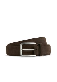 Brun mockaskinnsbelte med en silver rektangulär spänne, som har en jämn yta och flera justeringshål längs längden.