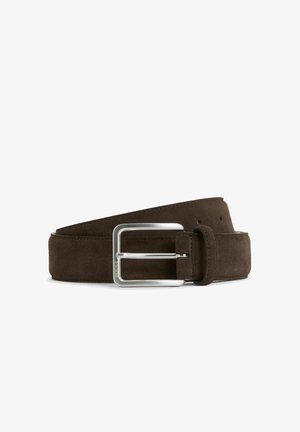 Ceinture en daim marron avec une boucle rectangulaire en argent, présentant une texture lisse et plusieurs trous d'ajustement sur toute sa longueur.