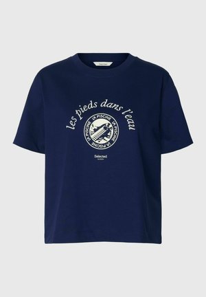 T-shirt bleu marine à manches courtes avec col rond, avec texte blanc en français "les pieds dans l'eau" et graphique circulaire avec répétition de "LA PISCINE".