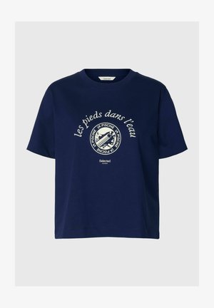 T-shirt bleu marine à manches courtes avec col rond, avec texte blanc en français "les pieds dans l'eau" et graphique circulaire avec répétition de "LA PISCINE".