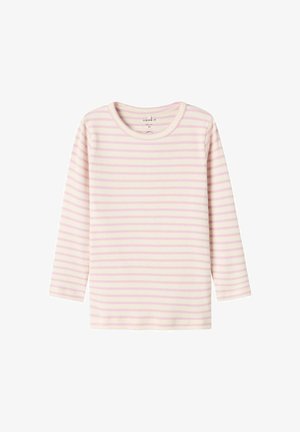 Pitkähihaista kevyttä paitaa vaaleanpunaisilla ja valkoisilla raidoilla, valmistettu ribbikankaasta; pyöreä kaula-aukko ja rento istuvuus.