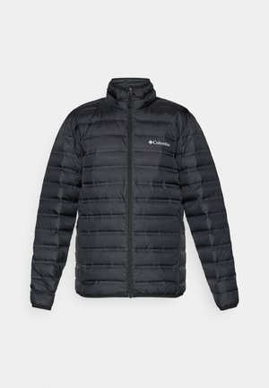 Črn prešitim Columbia plaščem z celotnim sprednjim zadrgo in visokim ovratnikom, prikazan na enostavni beli podlagi.