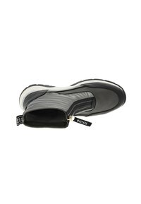 Bottines noires et grises avec une texture côtelée, bout rond et une languette. Comprend une fermeture éclair et une semelle blanche épaisse.