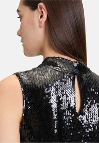Schwarz glitzerndes Top mit hohem Hals, Schlüsselloch-Rücken und Knopfverschluss, das eine glatte Textur und eine glänzende Oberfläche aufweist.