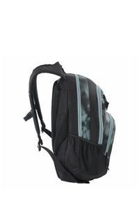 Sac à dos noir et bleu sarcelle avec un motif tie-dye, plusieurs compartiments zippés, bretelles rembourrées et poches latérales en filet.