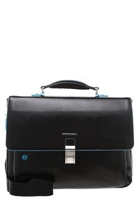 Valigetta in pelle nera con accenti blu, chiusura in metallo argentato e manico superiore. Dotata di una tracolla e di un design elegante e rettangolare.