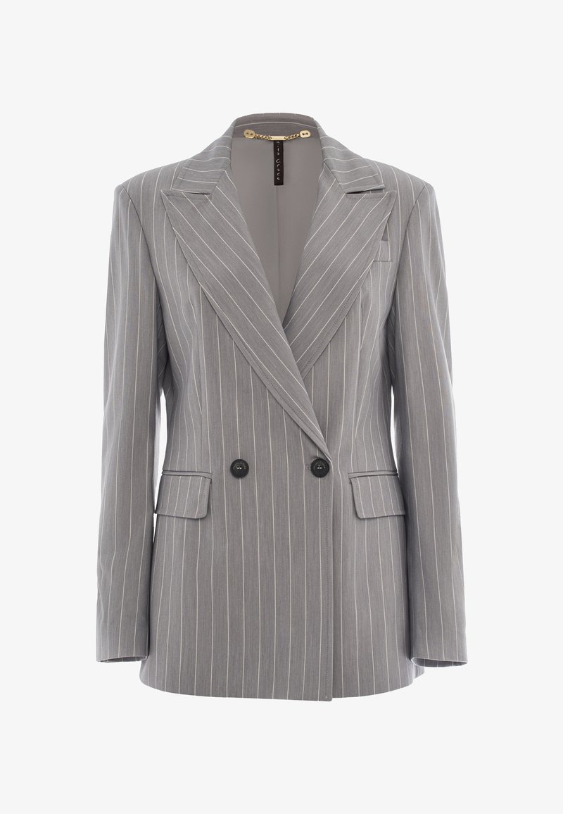 Blazer grigio a righe con ampi risvolti, bottoni doppi, due tasche frontali e spalle strutturate. Tessuto dalla texture liscia.