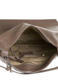 Interno di borsa in pelle marrone texture con zip dorata e rivestimento beige caratterizzato da un motivo logo ripetuto. Cinghia singola attaccata.