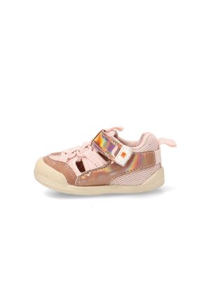 Zapato para niño pequeño de color rosa claro con malla, tira lateral iridiscente, cordones delanteros, suela de goma y una lengüeta para tirar en el talón.