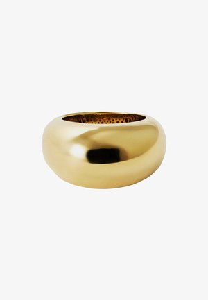 Brazalete en color dorado con una forma lisa y redondeada y una superficie pulida. El interior presenta un acabado texturizado de color marrón contrastante.