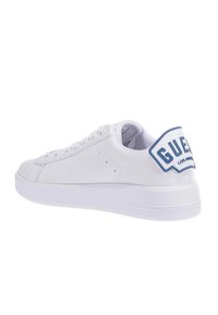 Sneaker bassa bianca realizzata in materiale sintetico liscio, con un logo blu e bianco sul tallone. Design casual con lacci e suola spessa.