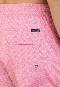 Różowe szorty z geometrycznym wzorem nawleczonych okręgów, elastyczną talią, kieszonką z tyłu oraz metką z napisem "Faconable."