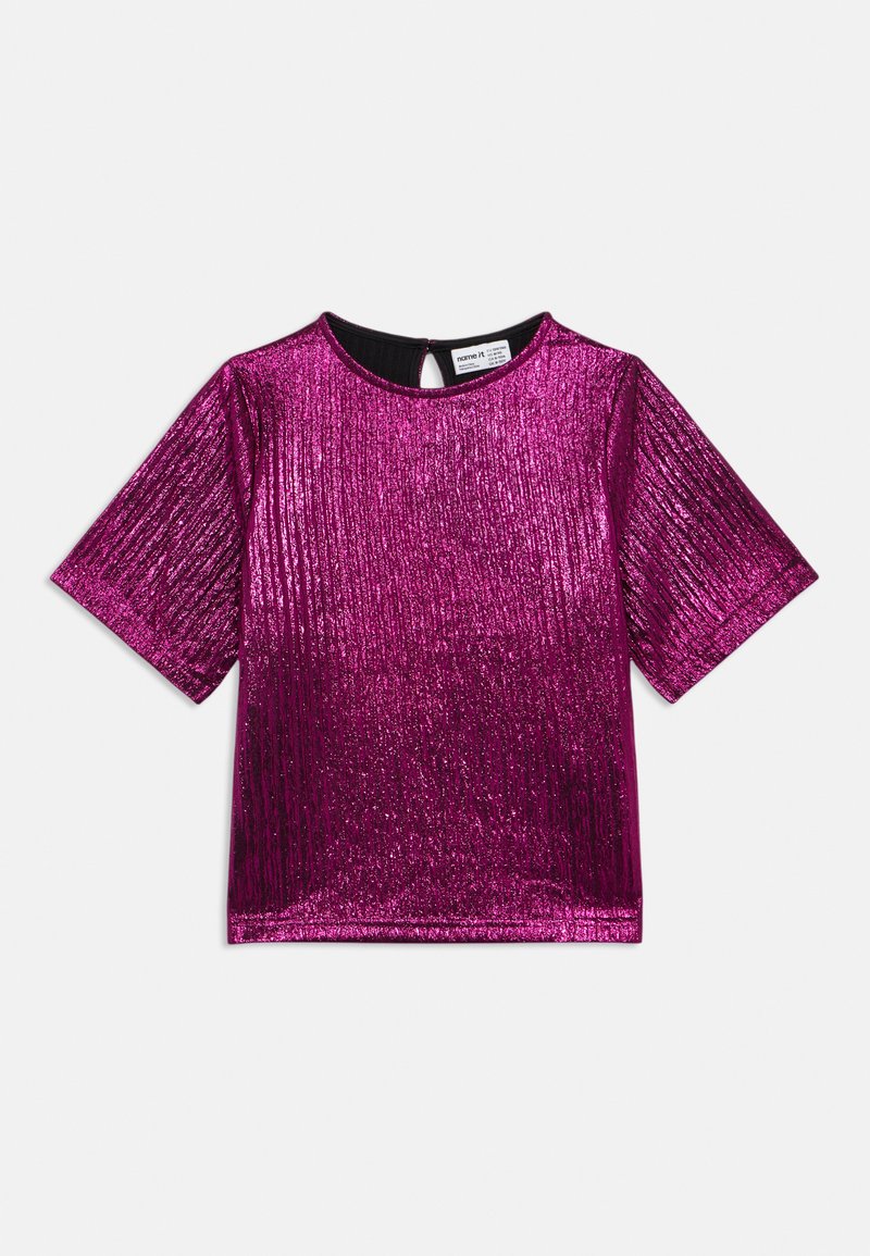 Top fucsia con maniche corte, realizzato in tessuto testurizzato con strisce verticali e un dettaglio sul retro a forma di occhiello. Finitura lucida e riflettente.