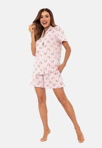 Różowy pasiaste piżama z krótkim rękawem, z kwiatowymi wzorami, lekkiego materiału i luźnym kroju z szortami.