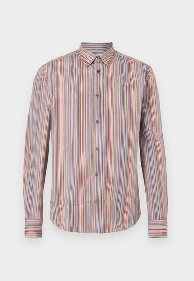 Chemise pour homme à manches longues avec boutons, présentant des rayures verticales étroites de plusieurs couleurs, notamment rouge, bleu et noir, sur un fond beige.
