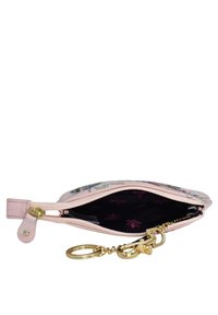 Rosa Reißverschluss-Münzgeldbörse mit goldenen Beschlägen, die florale Muster auf der Außenseite und ein dunkles, leicht gemustertes Innere aufweist.