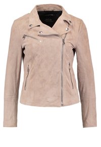 Lichtbeige suède motorjack met een geknipte kraag, ritssluiting aan de voorkant, twee zijzakken met rits en accenten van zilver hardware.