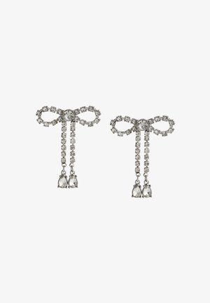 Boucles d'oreilles en argent avec un design en forme de noeud, ornées d'accents en cristal clair, avec des chaînes pendantes et des pierres précieuses en forme de goutte en bas.