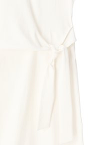 Biała sukienka o miękkiej, gładkiej fakturze, z detalem w postaci związanej talii i prostym wzornictwem. Bez widocznych wzorów ani akcentów.