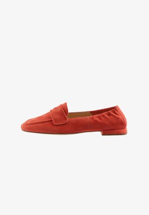 Rode suède loafers met een platte hak, voorzien van een decoratieve band over de bovenkant en een glad, minimalistisch ontwerp.