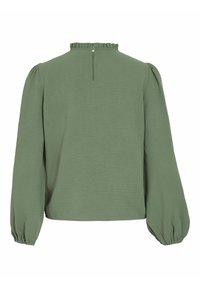 Blouse verte à manches longues avec manches bouffantes, col haut à volants et fermeture par bouton à trou à l'arrière du col.