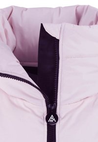 Une doudoune rose clair avec un col haut, une fermeture éclair noire et une tirette ronde avec un logo. Le matériau semble doux et texturé.