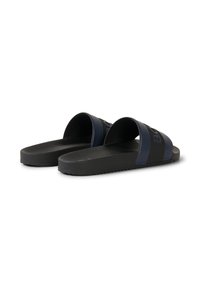 Sandales slides noires à bout ouvert avec larges brides bleu marine ornées d'un lettrage de marque embossé, semelles intérieures texturées et semelles plates.