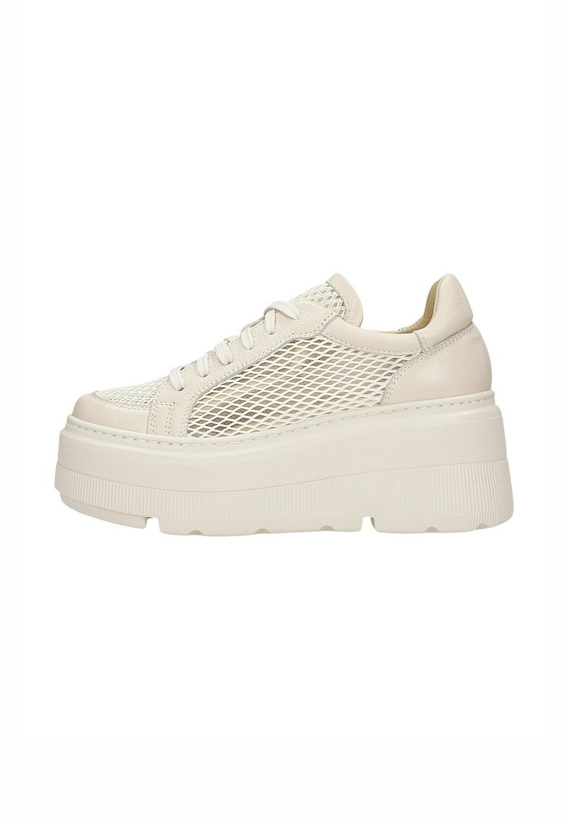 Sneakers platform bianchi con tomaia in rete e dettagli in pelle liscia. Punta arrotondata, chiusura con lacci e suola in gomma testurizzata.