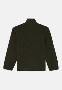 Giacca in pile a maniche lunghe verde scuro con colletto alto, mostrata di spalle su uno sfondo bianco.