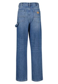 Blå denim cargo-byxor med lös passform, utrustade med två bakfickor, en sidoficka och en synlig brandpatch ovanför höger ficka.