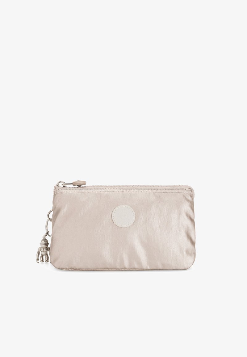 Pochette en satin beige avec une surface texturée, fermeture éclair, patch logo circulaire et un charm décoratif attaché à la fermeture éclair.