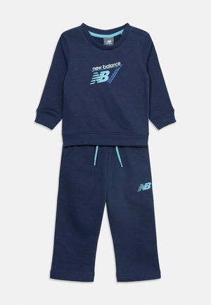 Σκούρο μπλε αθλητική φόρμα για μωρό με μακρυμάνικη φούτερ μπλούζα και παντελόνι, με λογότυπα New Balance και ανοιχτό μπλε κορδόνι στο παντελόνι.