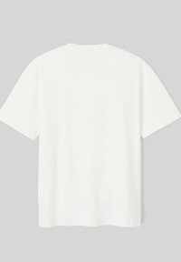 T-shirt blanc à manches courtes avec un col rond et une texture lisse. Design simple, sans logos ni motifs visibles.