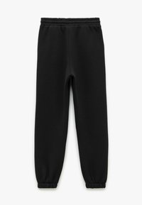 Sorte sweatpants med elastisk talje og indsamlede ender, lavet af blødt stof. Designet er enkelt og afslappet uden mønstre.