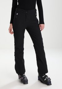 Pantalon de ski noir avec une finition lisse et élégante, doté de poches, d'une taille ajustable, et accompagné de bottes de ski. Matière légère et durable.