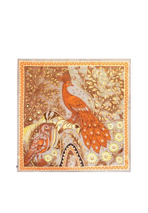 Orange und braun gemustertes quadratisches Tuch mit zwei stilisierten Vögeln, blättrigen Zweigen, Blumen, Sternen und geometrischen Randdetails.