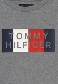 Tommy Hilfiger GLOBAL STRIPE GRAPHIC - Pitkähihainen paita - grey