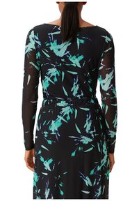 Langärmliges Kleid aus leichtem Stoff mit schwarzem Hintergrund, verziert mit einem abstrakten Muster in Türkis und Lila. Elastischer Taillendetail.