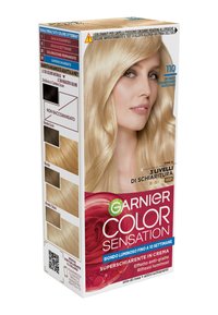 Scatola di kit per colorare i capelli con un modello biondo dai lunghi capelli ondulati. La scatola mostra le tonalità, le istruzioni e una grafica di una rosa rosa sulla parte anteriore.