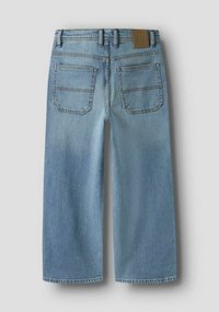 Lyseblå denimjeans med rett snitt, med en lærlapp på linningen og to baklommer med dobbel søm.