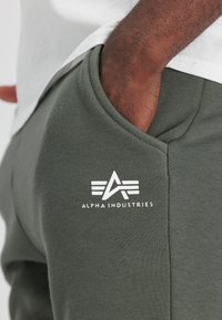 Alpha Industries JOGGER  - Tepláky - dark olive